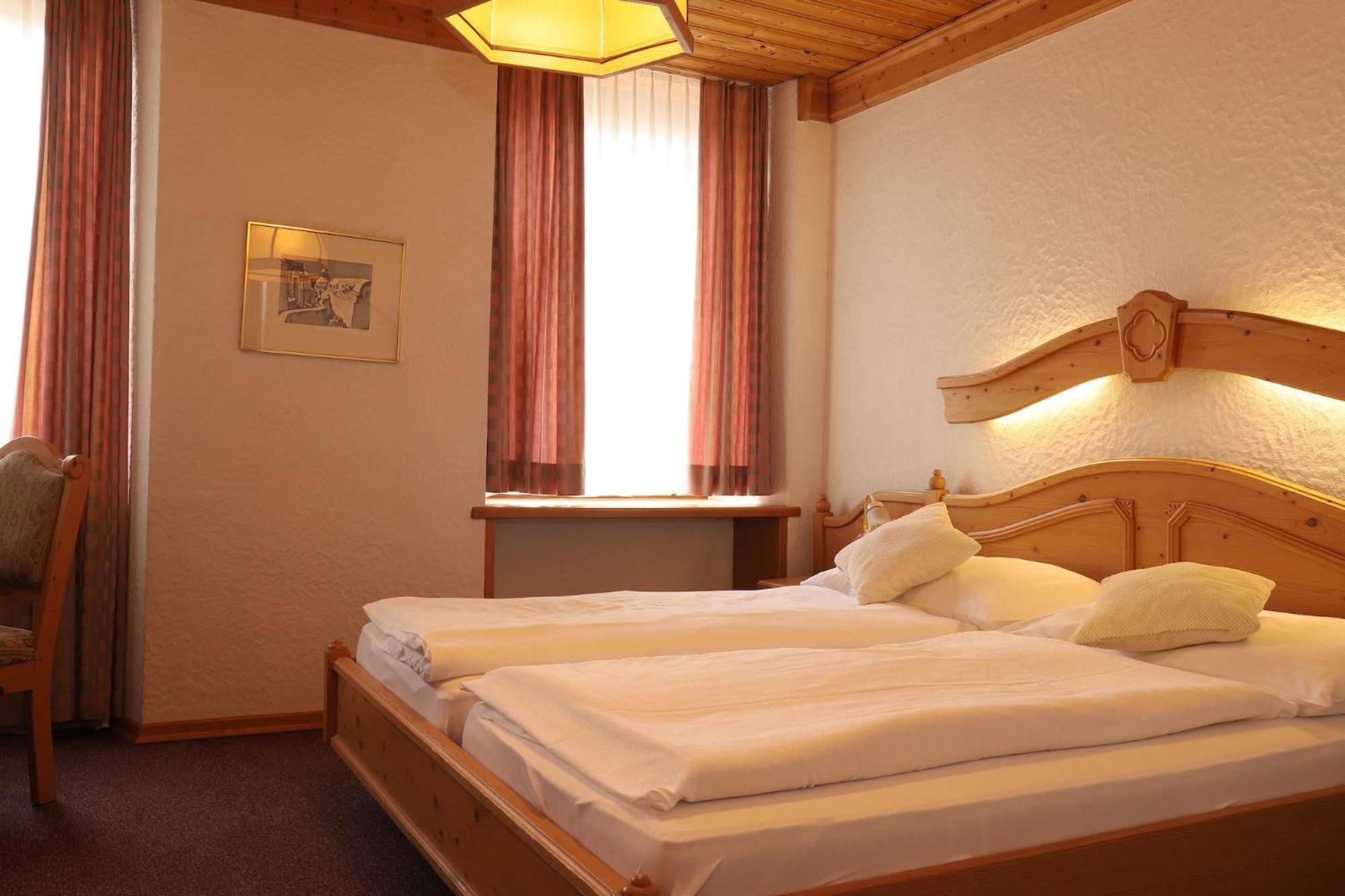 Hotel-Restaurant Weisses Kreuz Breitenbach Buitenkant foto