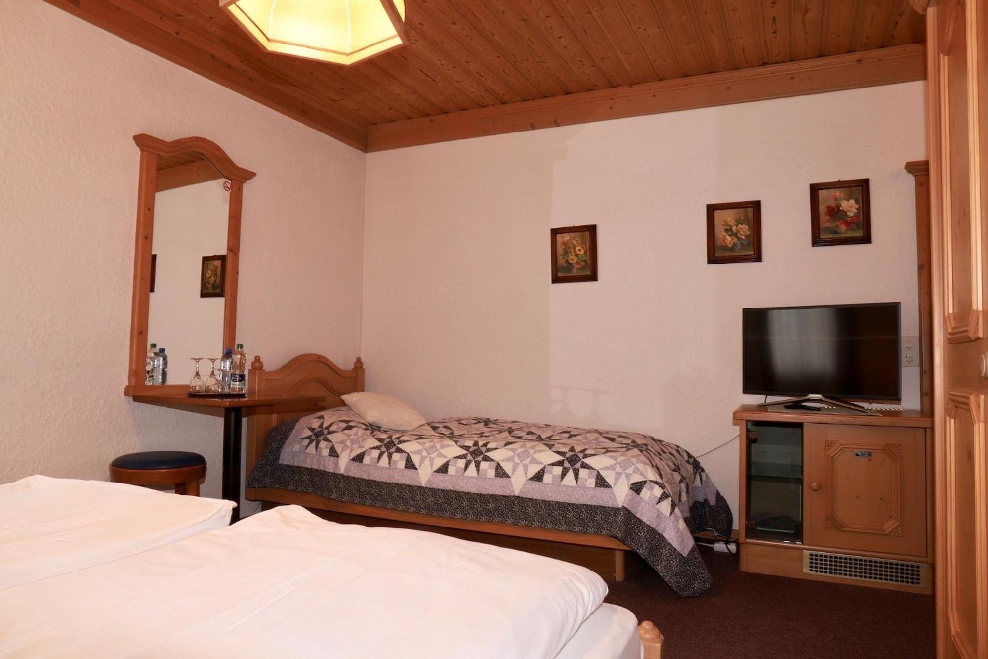Hotel-Restaurant Weisses Kreuz Breitenbach Buitenkant foto