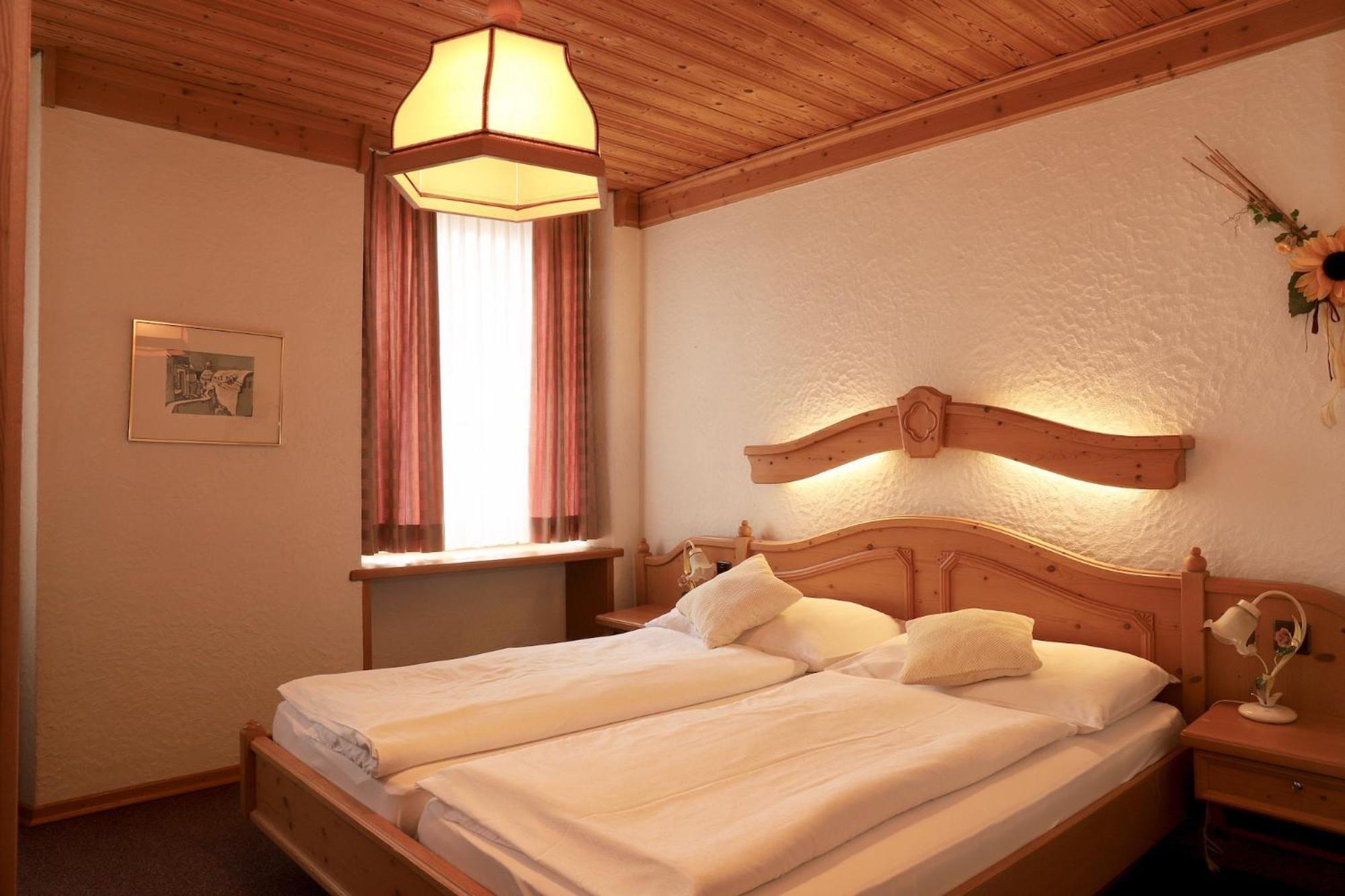 Hotel-Restaurant Weisses Kreuz Breitenbach Buitenkant foto
